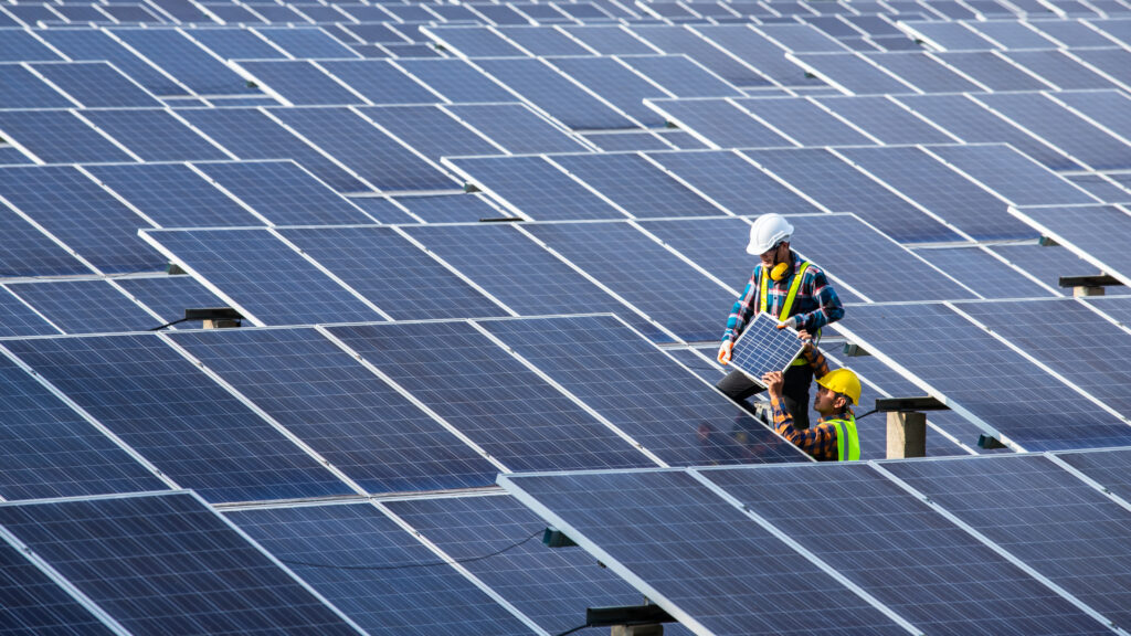 Zwei Männer installieren Solarzellen